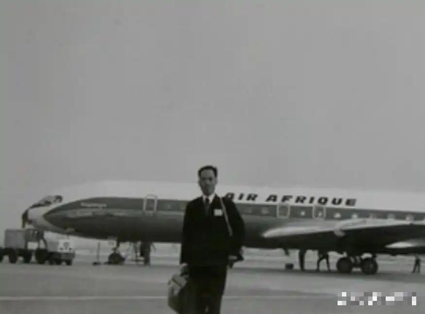 🌞1985年11月，我国外交官何存峰乘坐美国客机飞往纽约，在飞行途中，何存