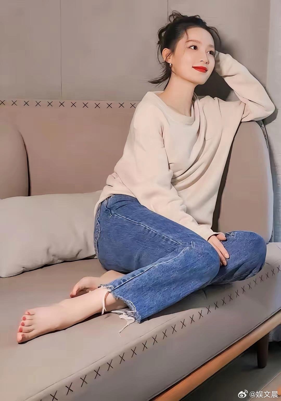 被李沁的脚指甲颜色狠狠戳中！温柔又治愈的色调，和她的气质适配度拉满，细节处都透着