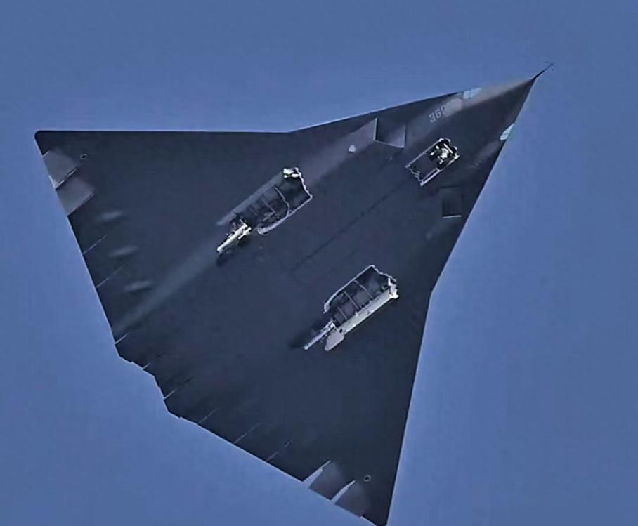 对于美国公开F-47战斗机新一轮CG展示，还有美国六代机，F-47战斗机将在20