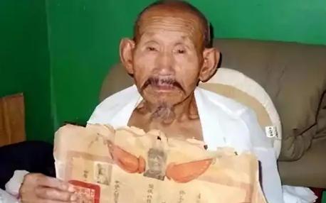 1994年，河南一位73岁的老农卢文焕欠钱没还，法院工作人员上门时，他吓得躲了起