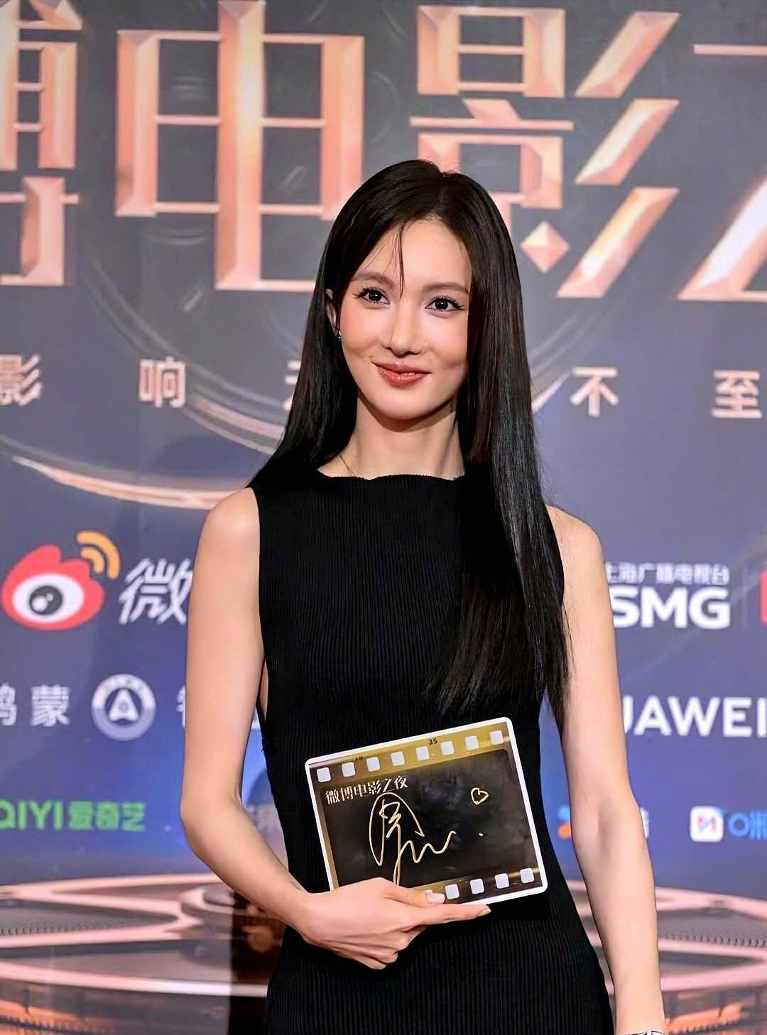 看了金晨最新活动再也不敢动脸了！突然想起《无心法师》里的月牙，那时候她脸上还有