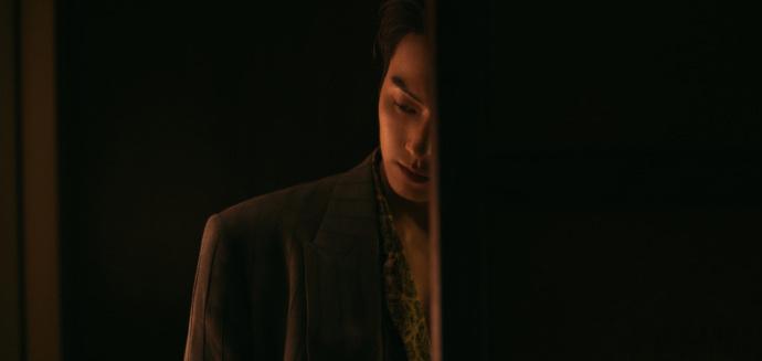 许凯胸肌差点失守身姿挺拔，好身材藏都藏不住