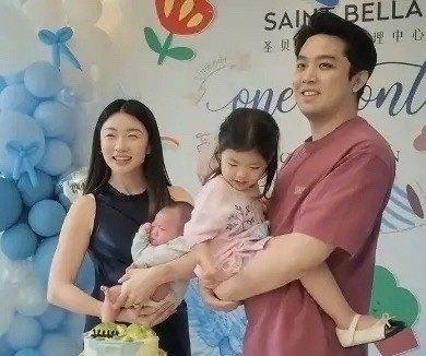 程晓玥在月子中心分享了一家四口的温馨全家福，画面中女儿宛如爸爸的翻版，儿子则更像