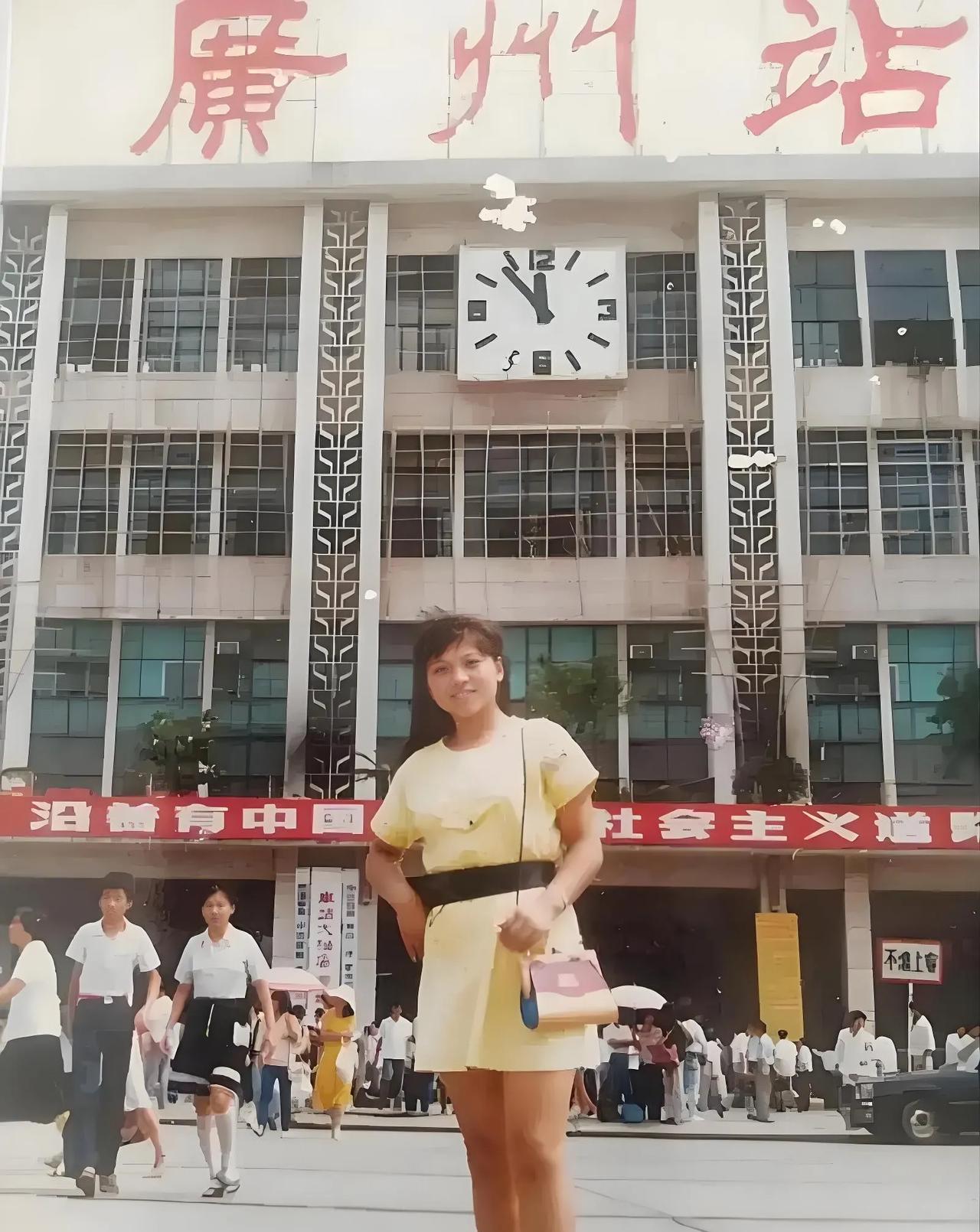 这张照片拍摄1988年，浙江省温州市永嘉县中学毕业生到广东省东莞市投奔表姐找工作