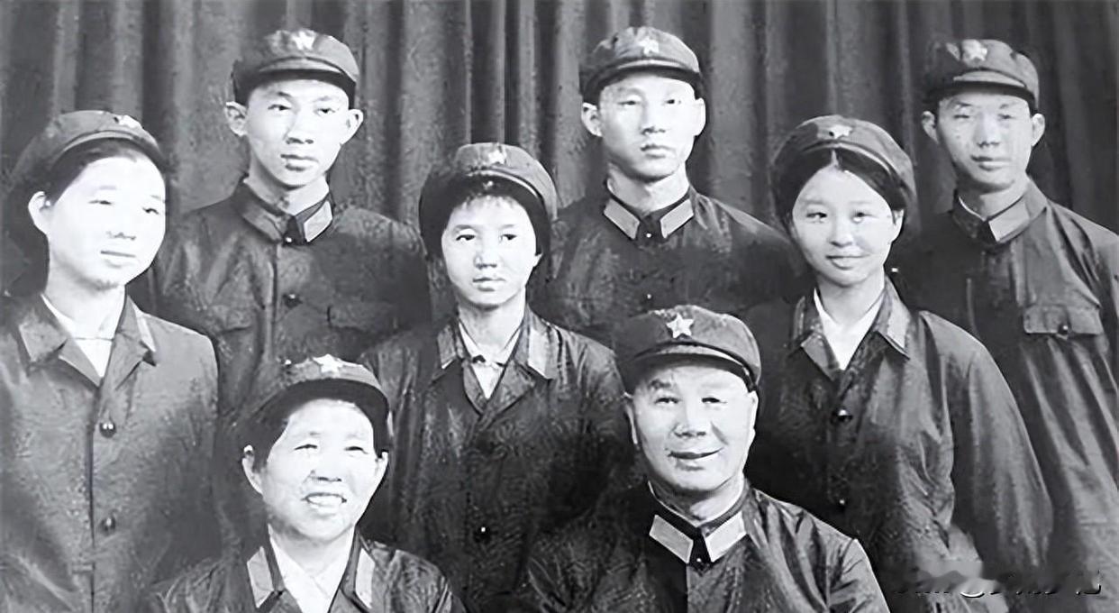 最圆满的开国上将！沙场建功半生戎马，十个子女走出三位将军这位开国上将的一生