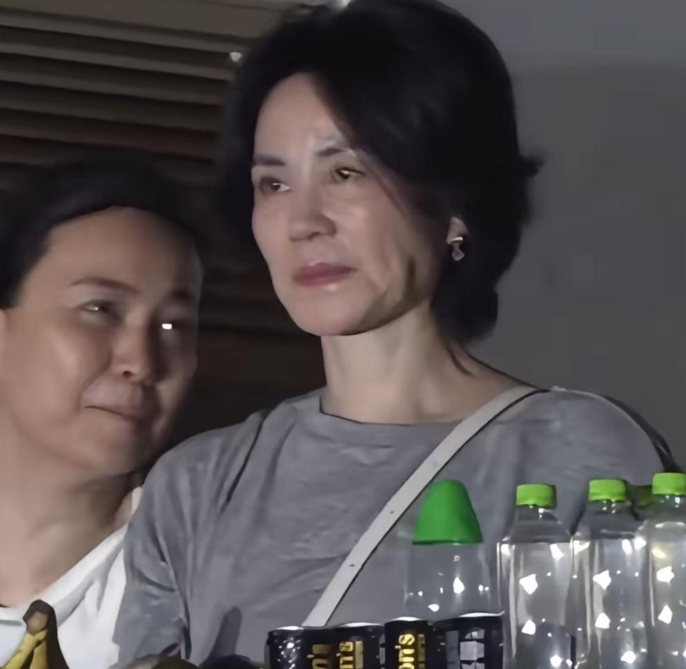 看到王菲的素颜粉丝终于沉默了王菲万万没想到，那英会当众点她的名字，本来想偷偷