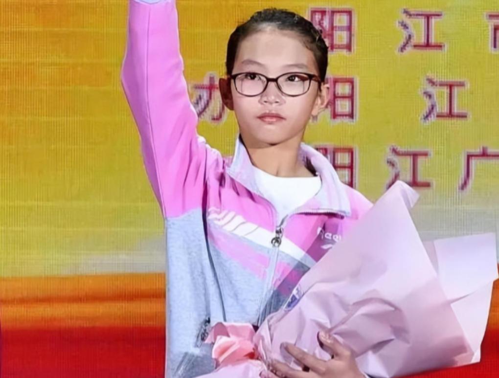 2006年，广东一男子在医院陪护流产的妻子。谁知，他出去抽烟时，发现了一名女弃婴