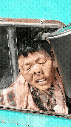 大妈这是累到极致了，坐着都能睡着赶紧轻轻叫醒一下，别着凉啦～看着又心疼又好笑