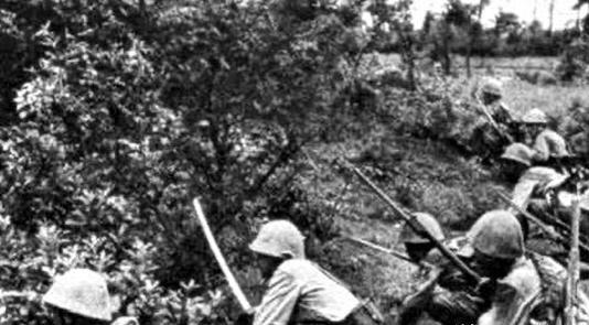 1940年，日军2000兵力趁着过新年，在武家湾包围了2团，团长却下令不准开枪，