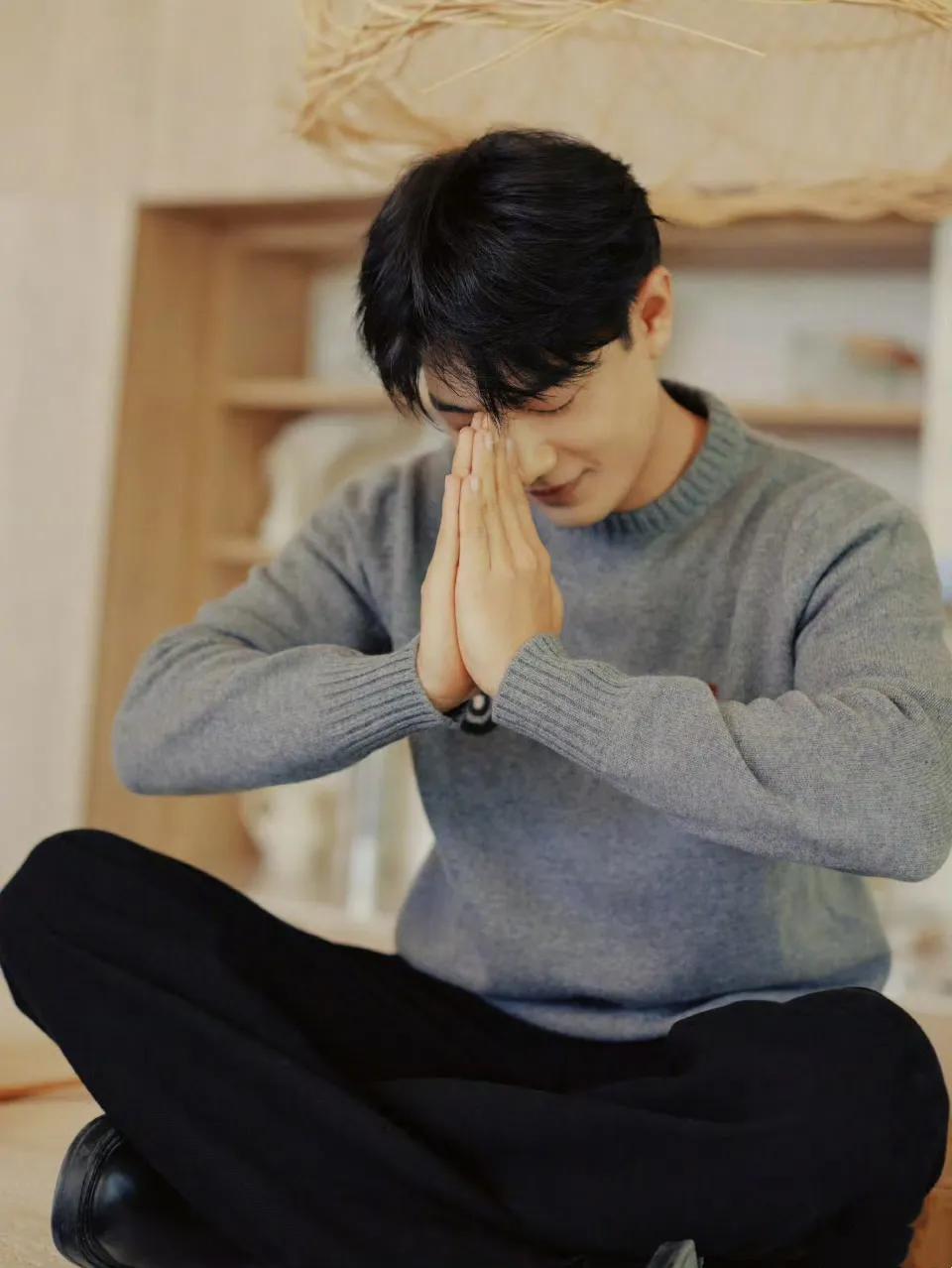 肖战捐款百万驰援香港！以前总觉得顶流明星离我们很远，但这次肖战真的让人改观了。