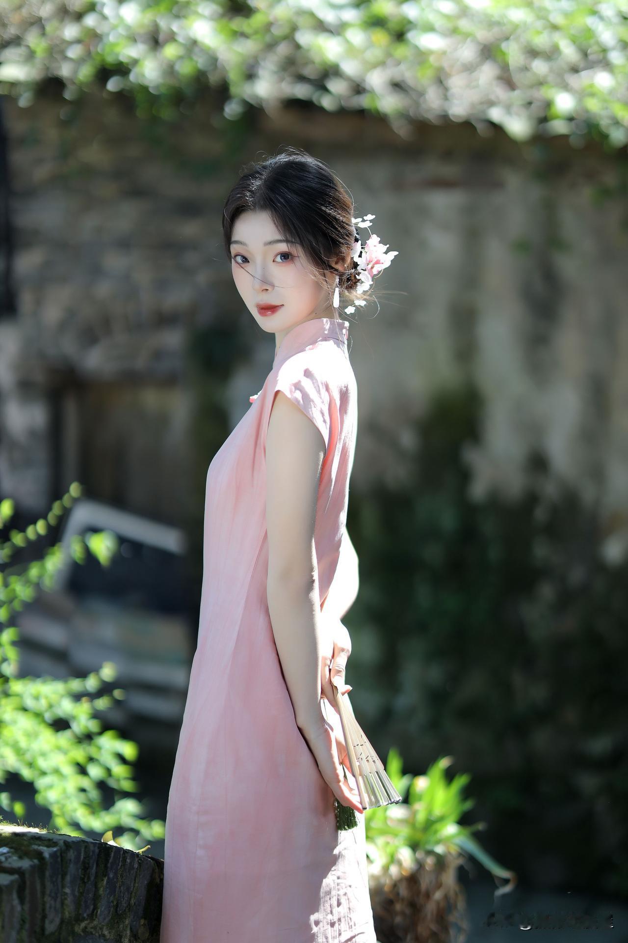 粉裙少女在花间漫步，那股古风韵味简直绝了！想象一下，秋天美景中，身着粉红色旗袍的