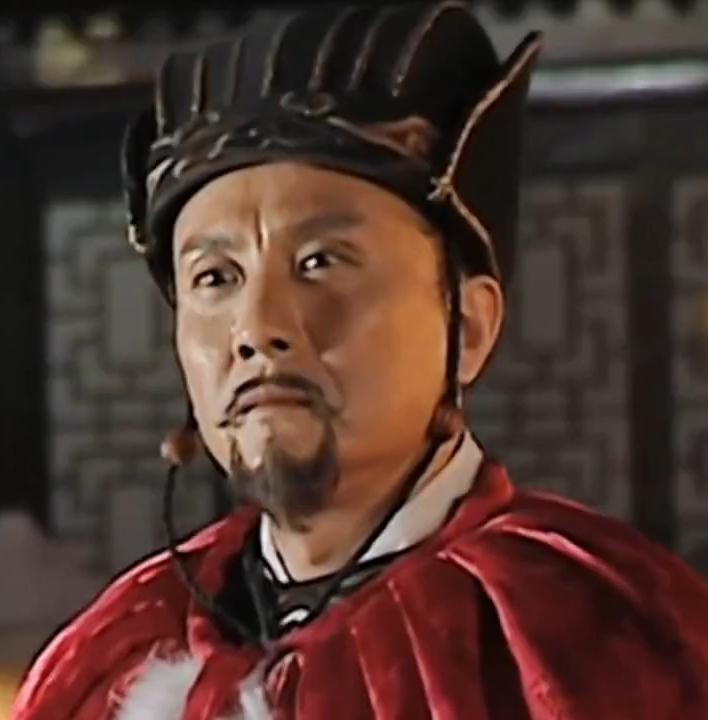 一天，严世蕃正在家中和二十多位妻妾吃饭，大队锦衣卫破门而入，御史林润一脚踢开椅子