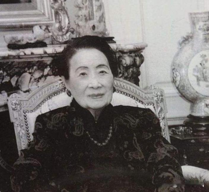 2003年，宋美龄在寓所安详去世，据护士张莉枫回忆：晚年的宋美龄，经常会在孤独的