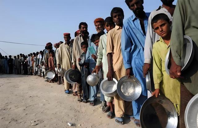 为什么非洲发展不起来？我讲一个实例：非洲第一大国，尼日利亚，人口2.5亿。面积9