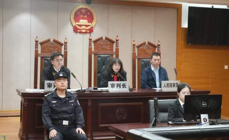 眼见朋友“有难”，沈某心生同情。于是，吴某某趁热打铁表示自己有“特殊渠道”，可以