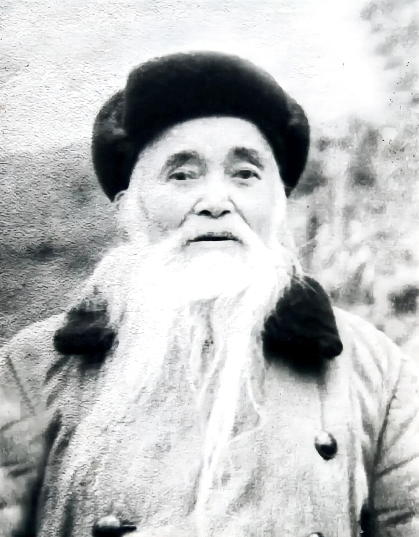 贵州土城老街，曾住着一位沉默寡言的老人，街坊都叫他“哑巴老何”。无论谁招呼，他从