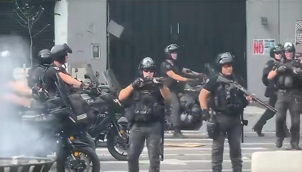 阿根廷首都布宜诺斯艾利斯爆发了反对米莱的游行示威，阿根廷防暴警察进行弹压，直接用