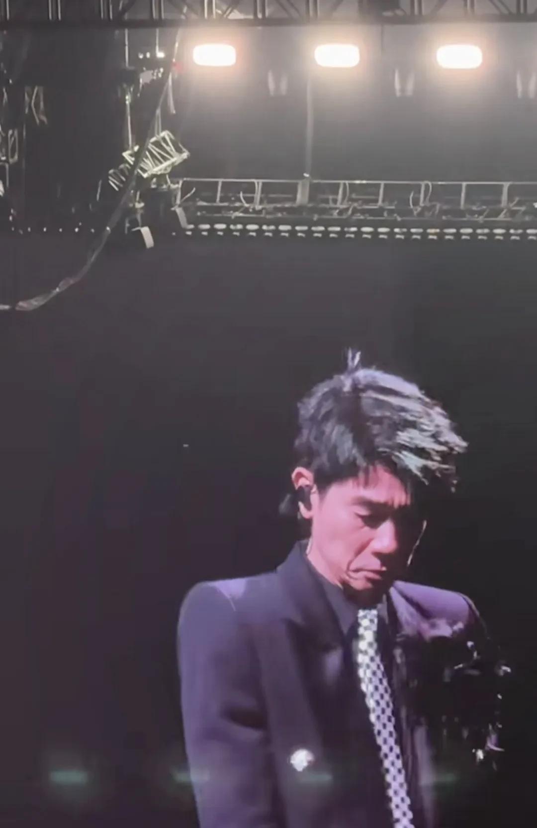 陈小春演唱会首场郑伊健做特别嘉宾。5月31日，陈小春“生旦净末丑”巡回演唱会上海