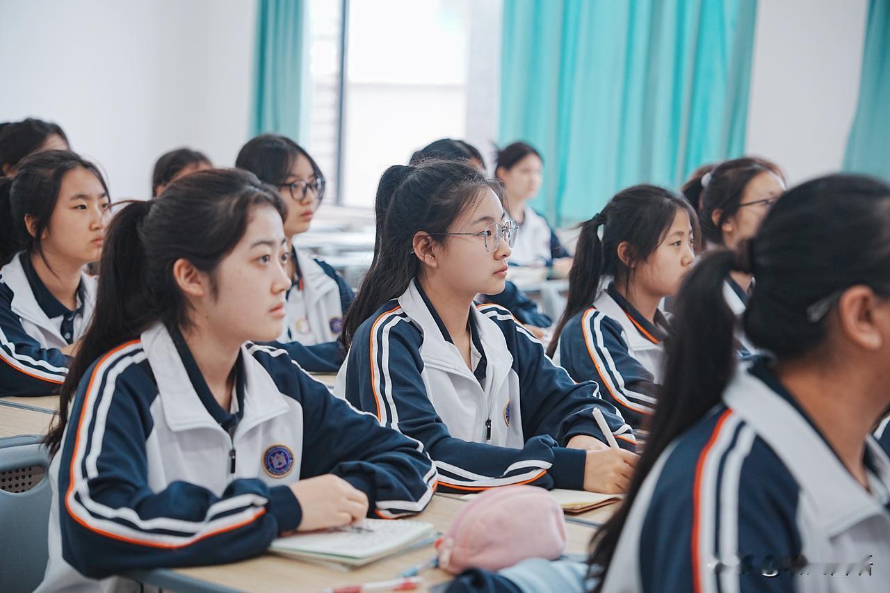 告诉初三学生家长一个好消息：明年孩子考高中会比今年轻松不少。刚刚结束的中央经济工