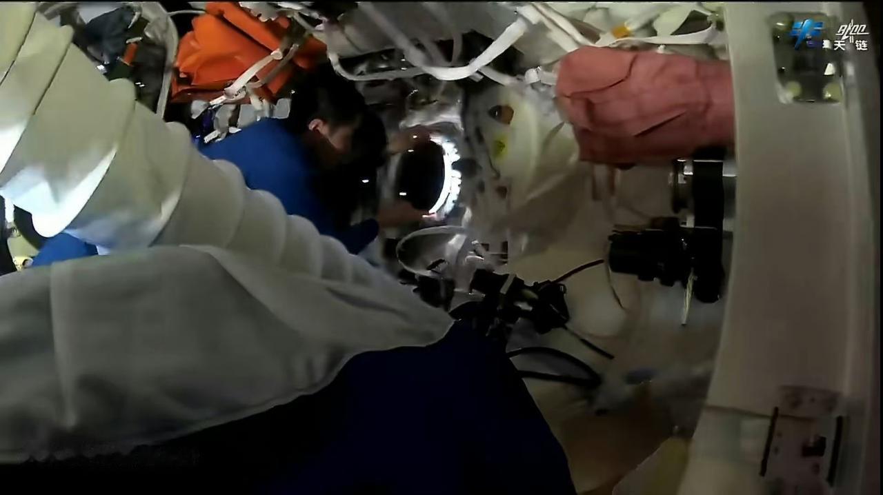 神舟20号飞船返回时，返回舱舷窗从内部进行了加固！神舟二十号返回前，神二十一