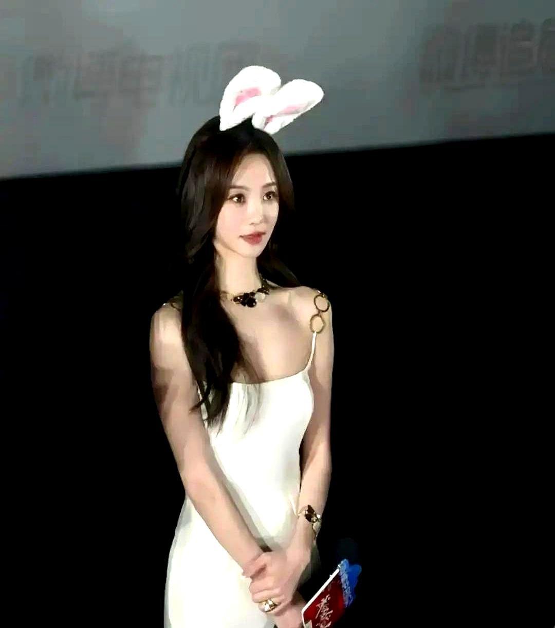王楚然发布会吊带滑落，镜头全怼胸口，结果风头全被胡意旋抢了。她穿个粉色低领