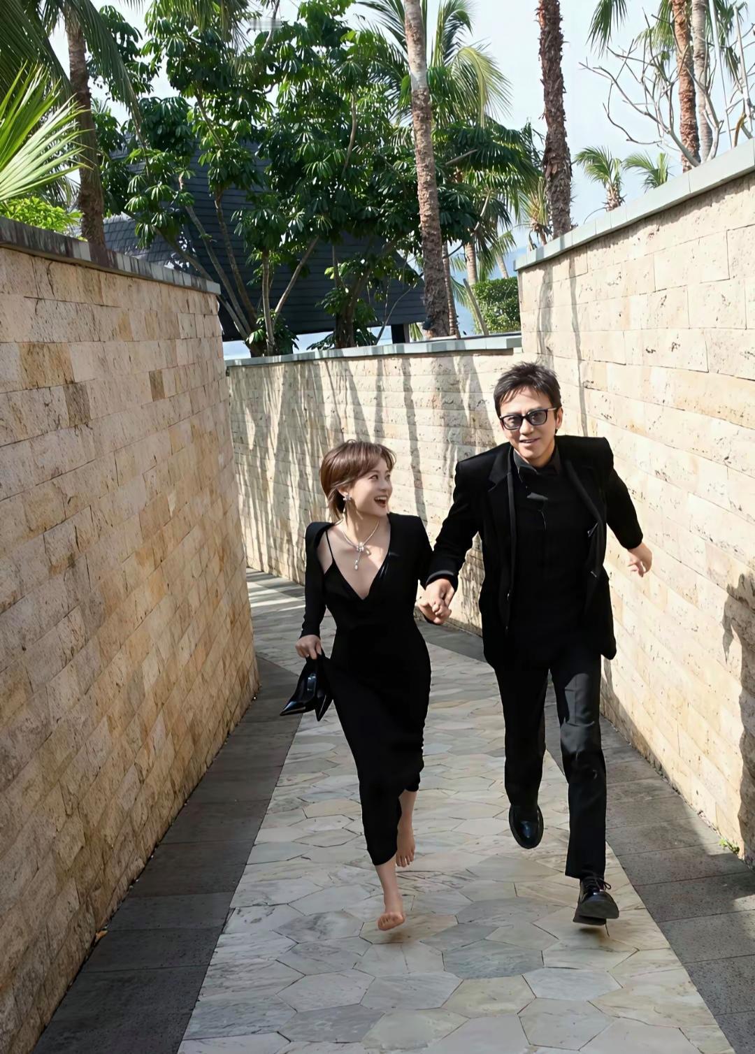 终于能明白，孙俪为啥能把邓超拿捏得死死的，实在是俩人太同频了。看孙俪和邓超出席活