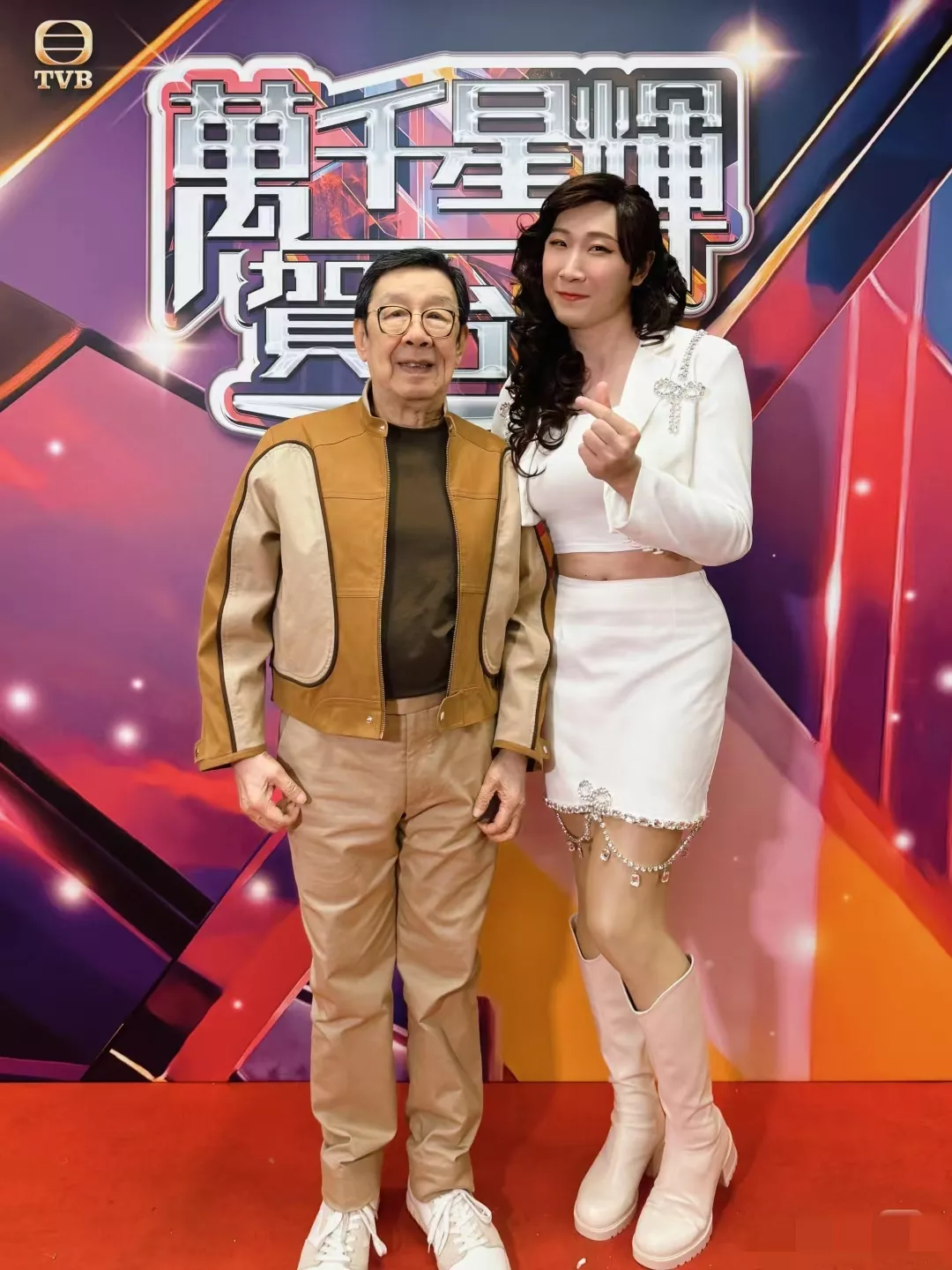 右边这个人是男是女？看不懂