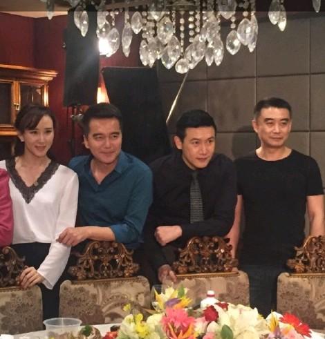 许亚军和陆毅同框合影，两个人都帅，但陆毅更帅一些，毕竟他长得很高。陆毅妻子很幸福