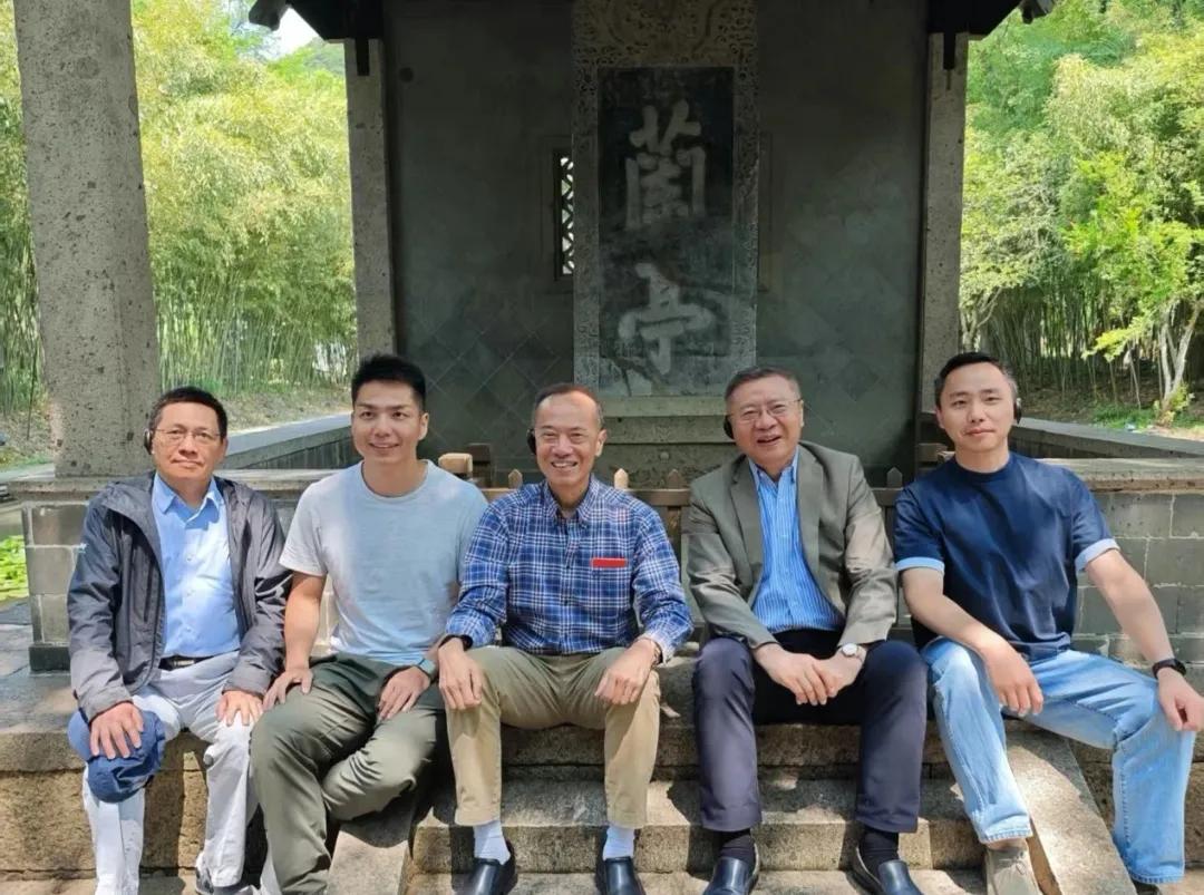 这是张维为教授近期去绍兴古城参观兰亭古迹的照片。五位先生一字排开，整齐地坐在兰