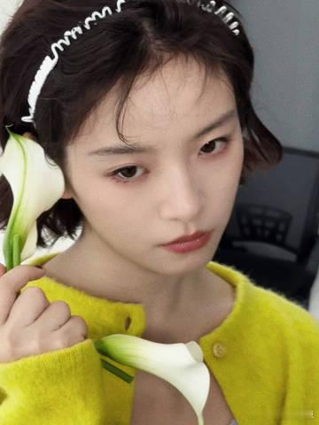 李庚希用花打电话李庚希短发美成啥了李庚希也太可爱了吧！拿着花当电话打，还把花带