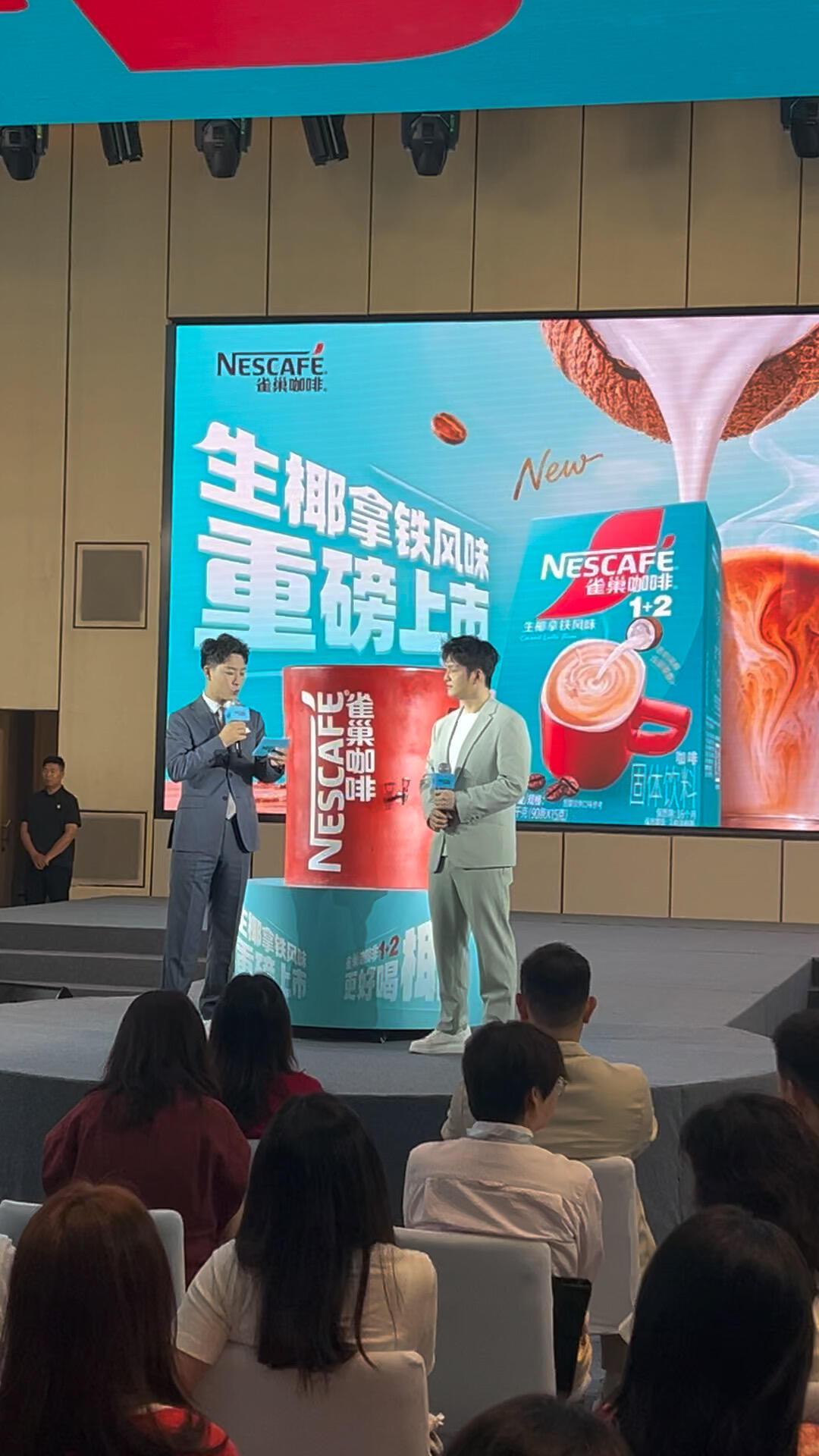 樊振东好立领的站在台上，主持人问什么都笑嘻嘻，生活提问根本难不倒东哥！这是真的