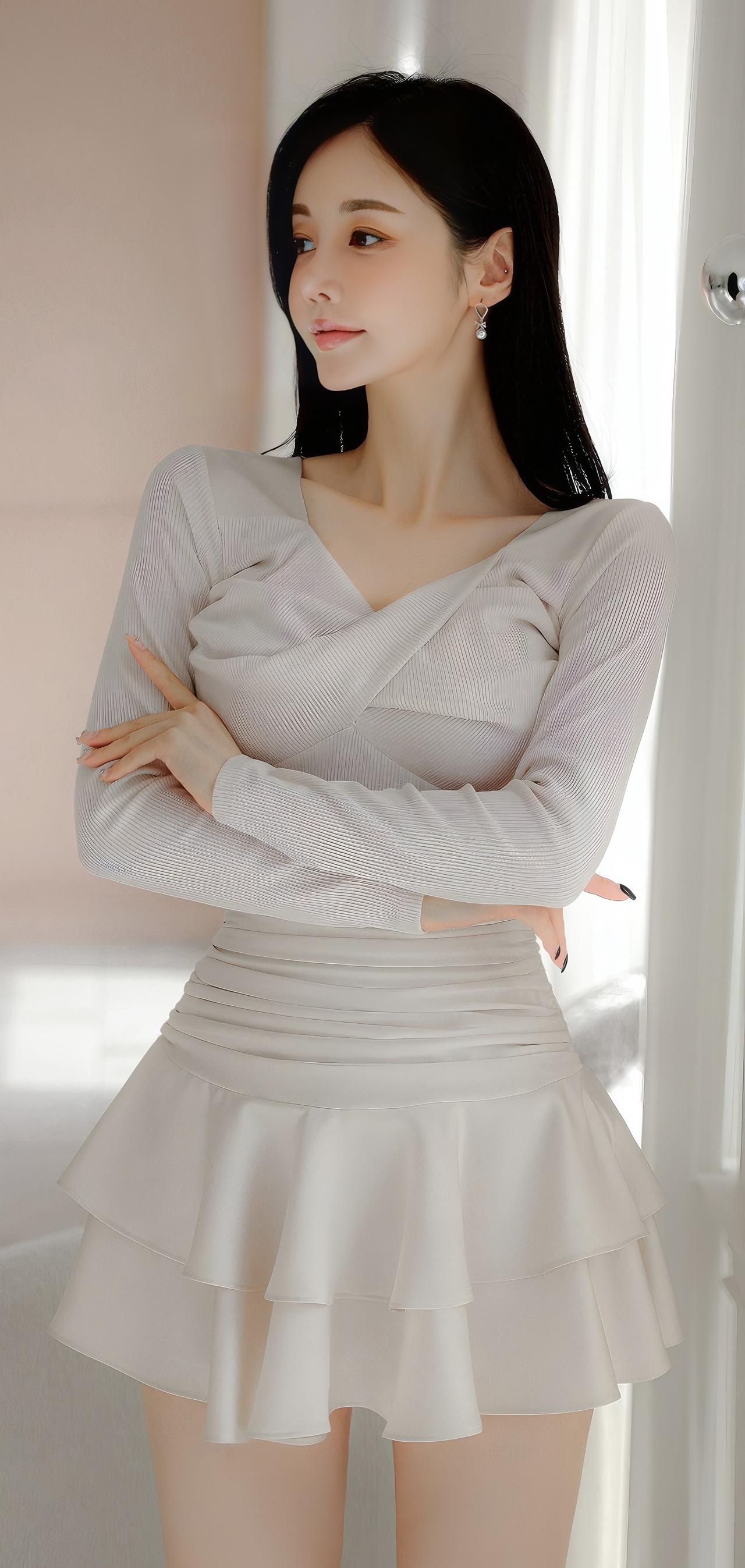 温柔甜美的少女穿搭，白色连衣裙搭配自然妆容，清新自然。