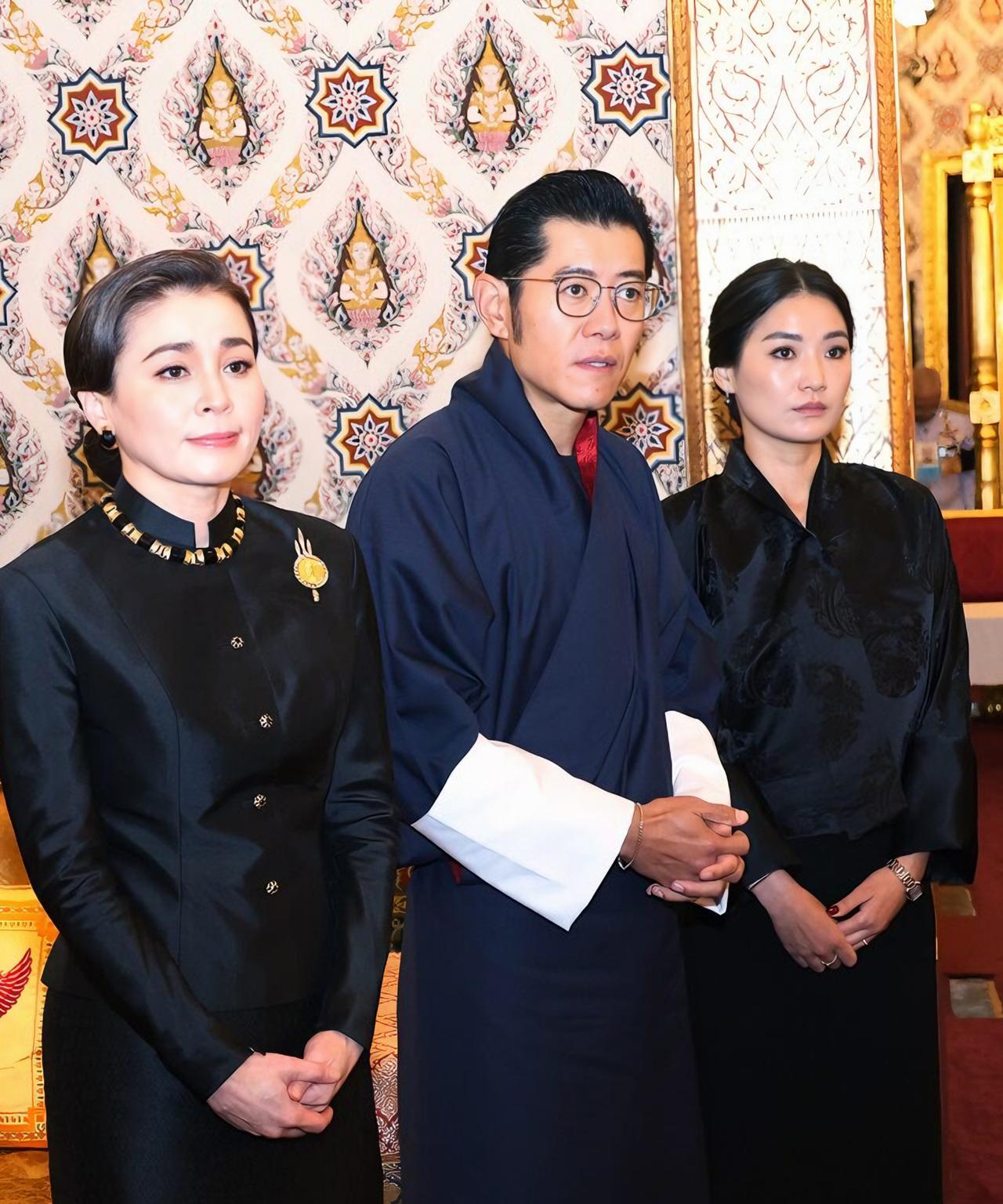 不丹帝后祭拜诗丽吉,佩玛和苏提达又见面了泰国国葬第四日可谓看点满满。不丹国王与