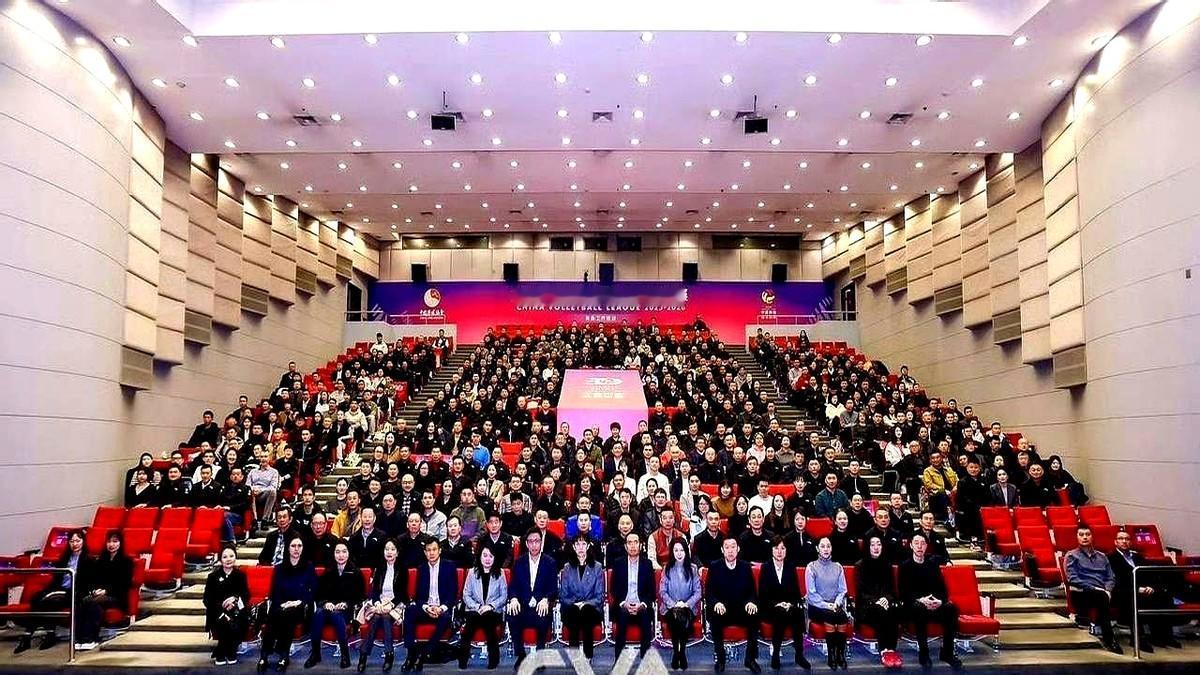 排球圈大佬们场下聚首，这信息量真的有点大。11月30号的排超筹备会上，赖亚文