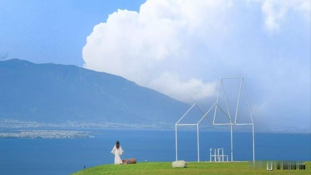 云南是场风花雪月的邂逅——滇池红嘴鸥啄食掌心，苍山洱海倒映着纳西族的歌谣，泼水节