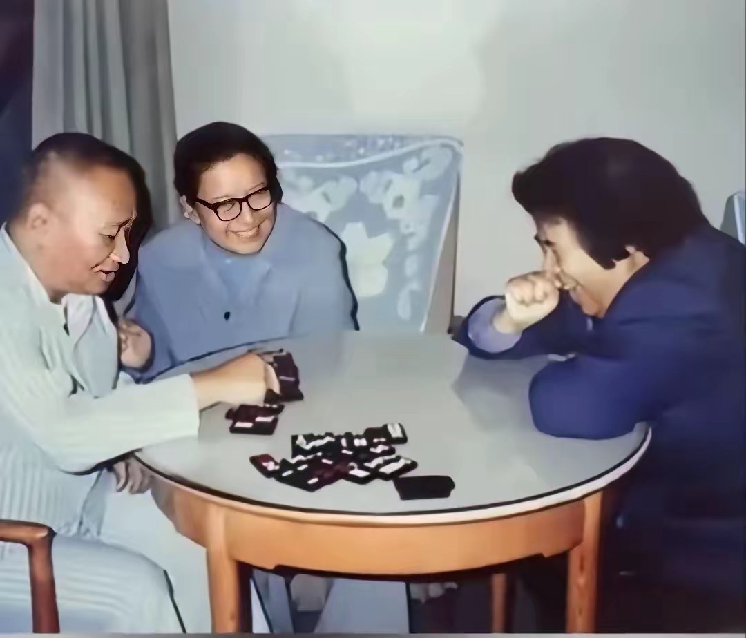 那一刻，没有伟人后代的身份，只有寻常人家的欢笑。1993年，50岁的李讷去70岁