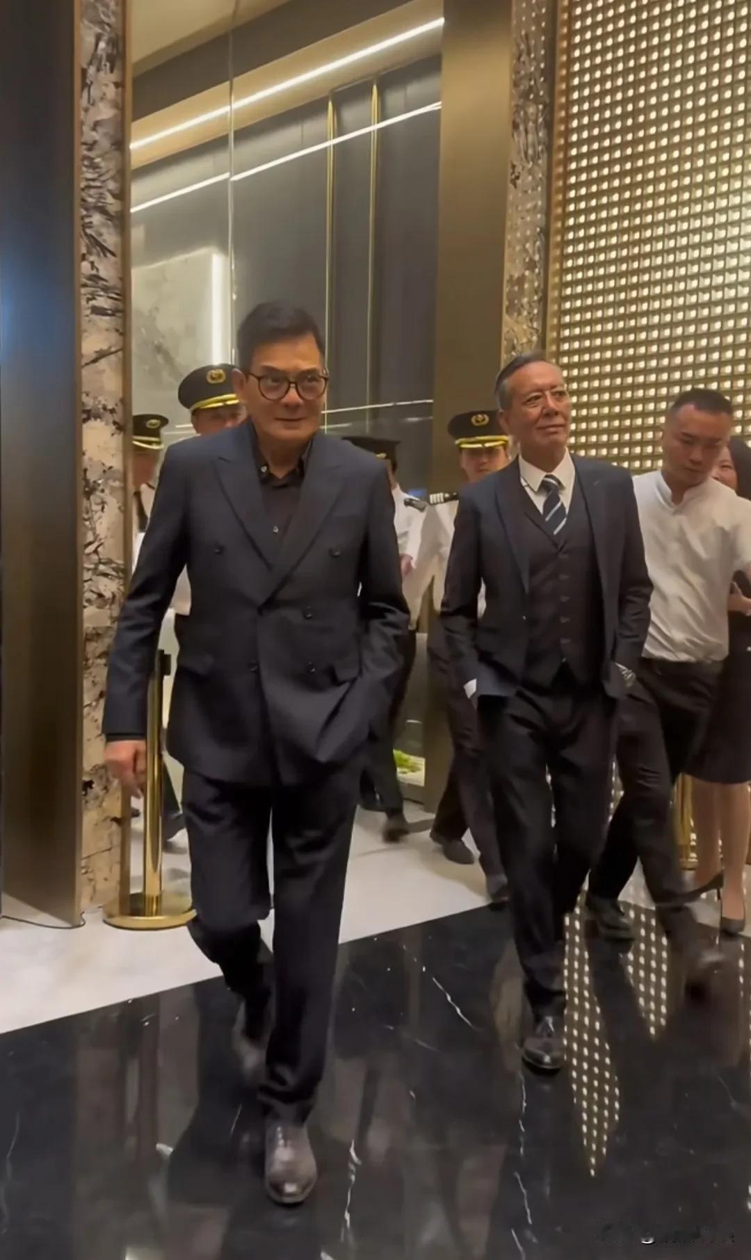 瞧这两位TVB演员，都不足一米八的身高，却走出了两米八的气场！“鸠摩智”李国麟