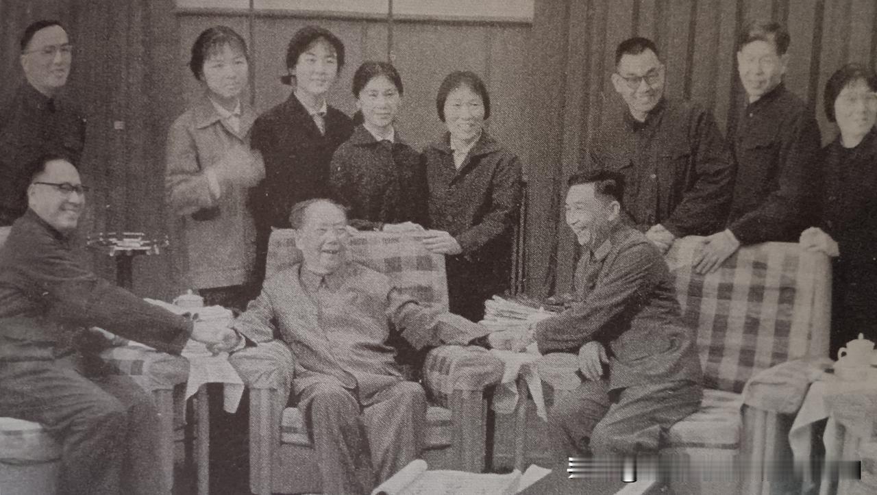 1975：毛主席眼睛手术后笑着与医务人员合影这张老照片，摄于1975年夏天，