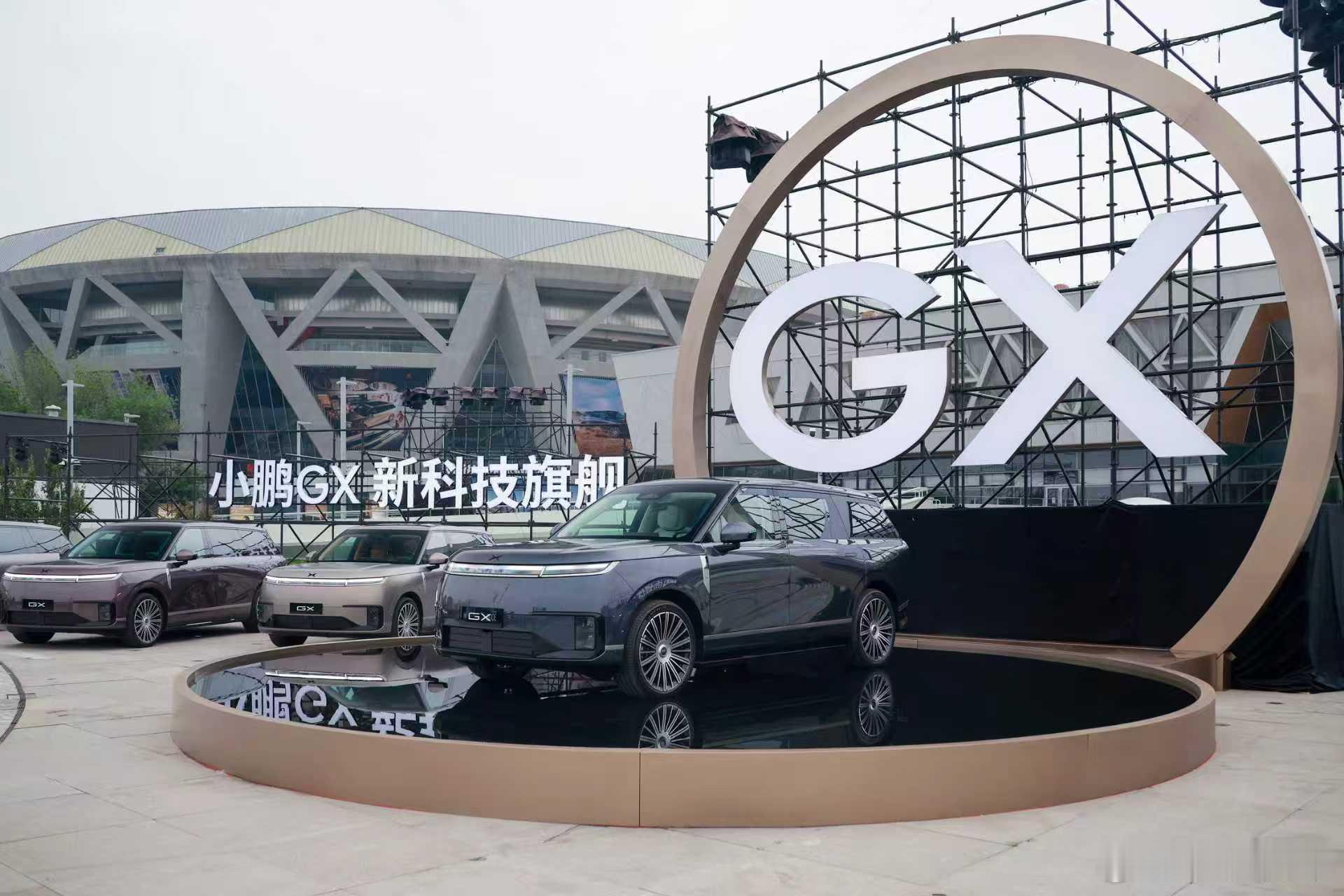 假装在现场系列今天发布会这个布展相当大气，有高级感，现在鹏厂各种布展风格都能很好