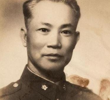 1924年，陈诚回家奔丧。7年不见的妻子，想与他同房。不料，刚到床上，陈诚猛地侧