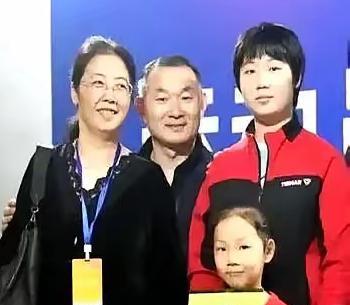 夺冠后记者问她遗传了谁的天赋。她顿了顿说：我父母是中学物理老师和英语老师。全