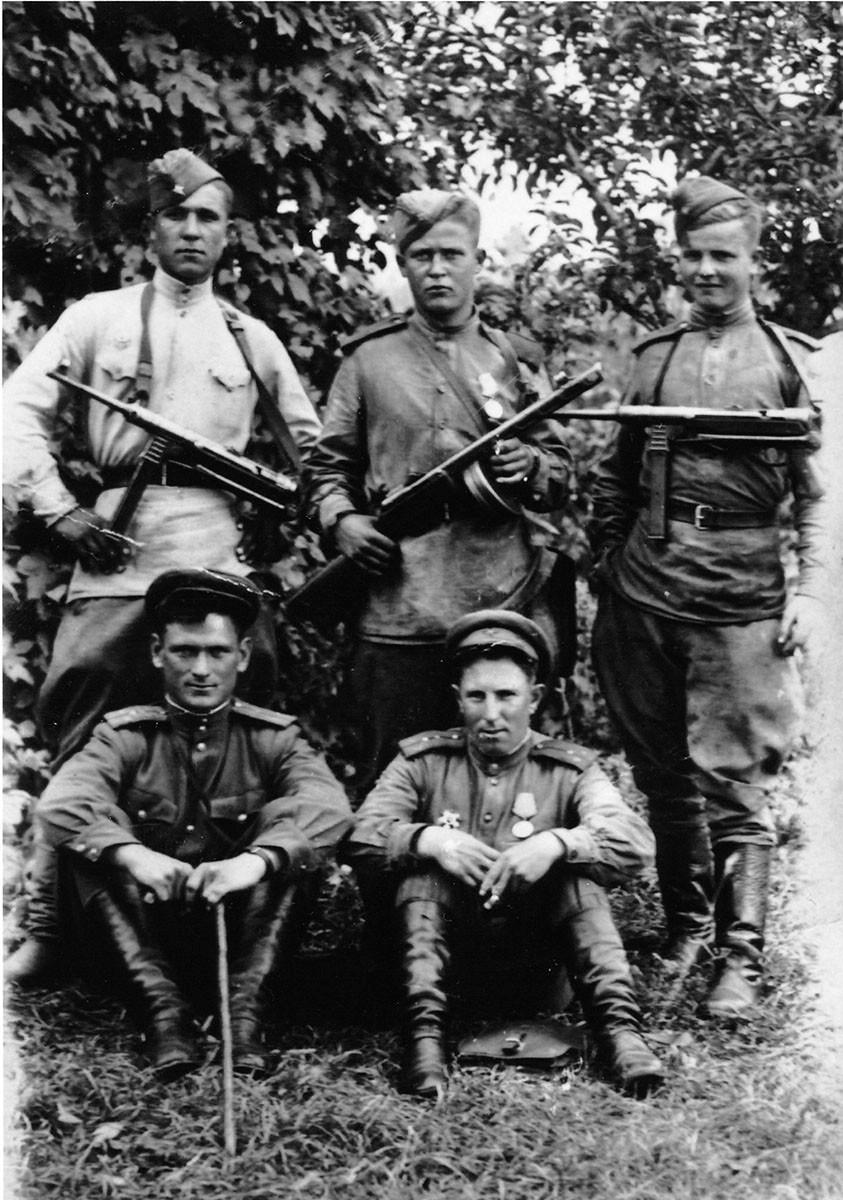 1944年，波罗的海地区。苏军第279步兵师第1003步兵团营长巴拉舍