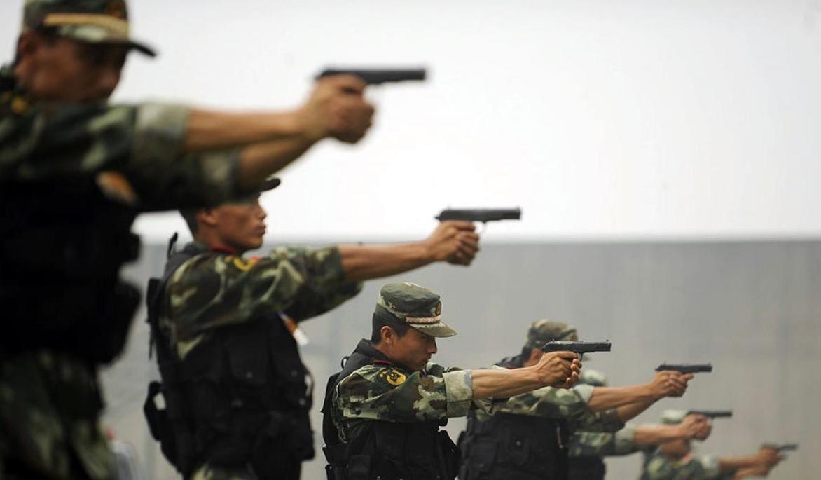 江西头号悍匪出自射击队，枪法精湛，1997年曾独自对战三十七名警察，令人不禁叹服
