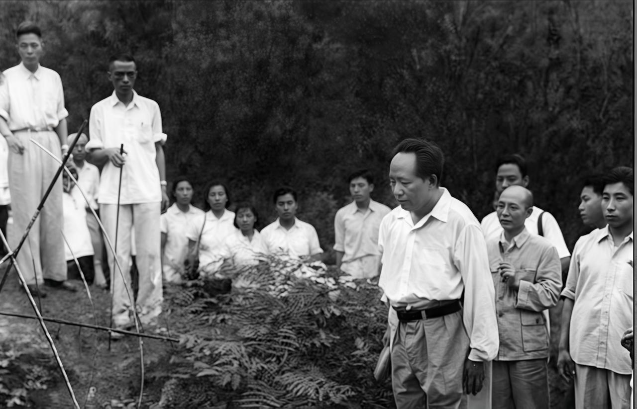 下图是毛泽东1959年6月25日，回到阔别32年的故乡韶山祭拜父母时的抓拍照。父