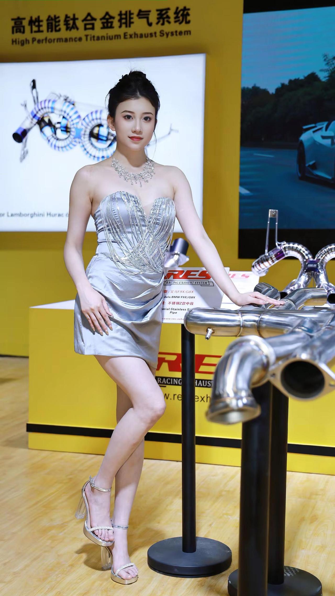 改装车展。深圳改装车展车模美女随意摆pose