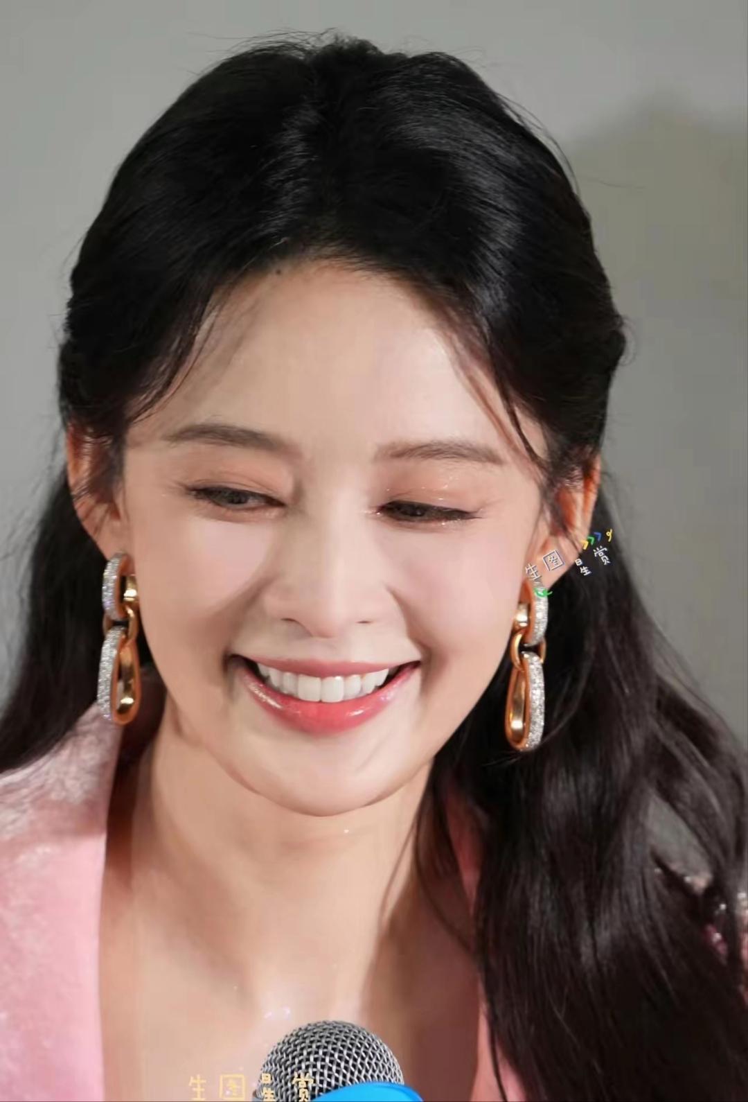 粉色造型的李沁也太仙了吧！温柔又灵动，妥妥的人间小仙女～