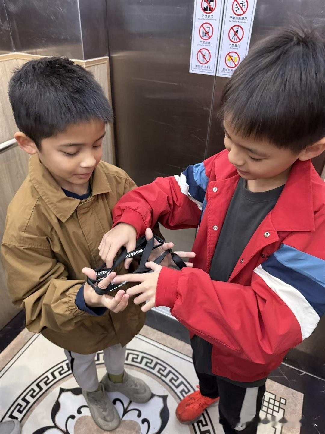 现在才明白：二胎家庭的“一碗水”，根本无需硬端平！老大出生时，是家里独一无二