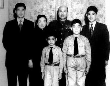 1966年，白崇禧病逝，蒋介石去吊唁，在灵堂上问白家人有何困难，白崇禧的小儿子说