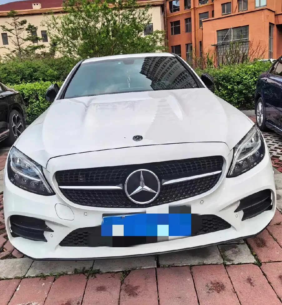 我同学有一辆奔驰C260，车子是2019年买的。他最近知道我想买二手车，特意打电