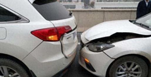 昨晚上一哥们给我打电话，气得不行。等红灯的功夫，后车直接怼上来了，交警一到现场，